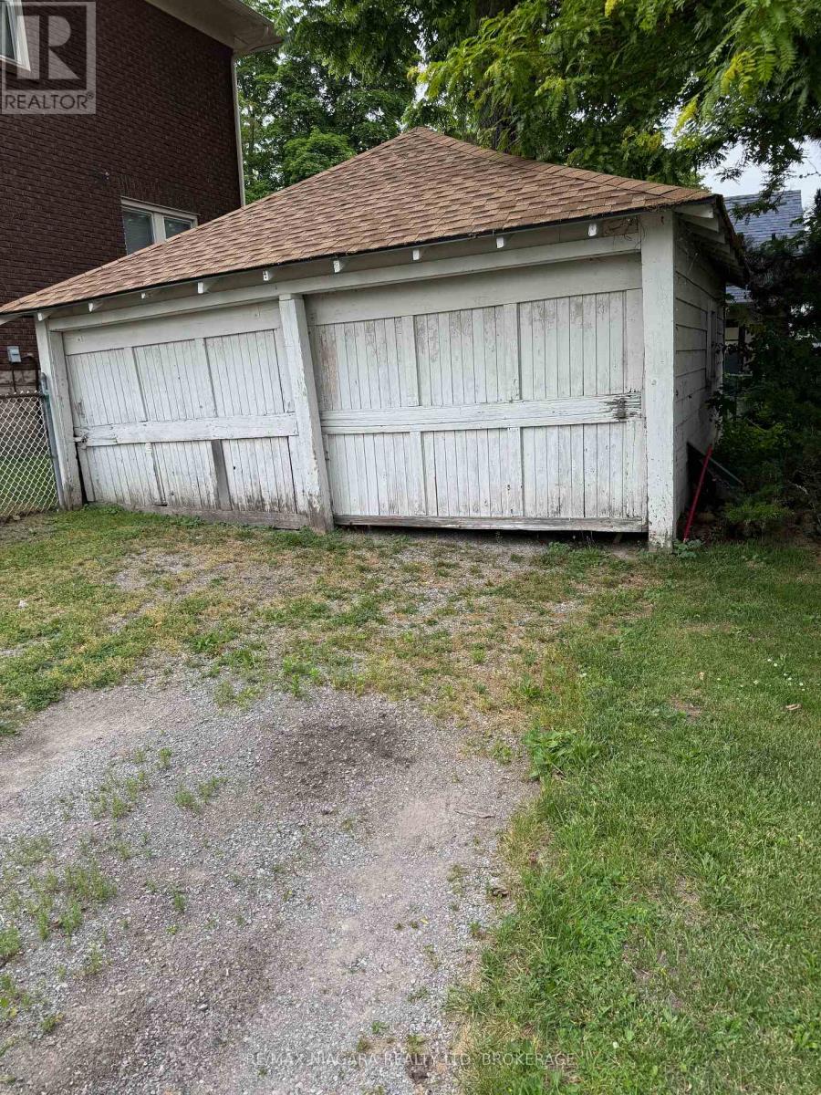 697 NIAGARA BOULEVARD