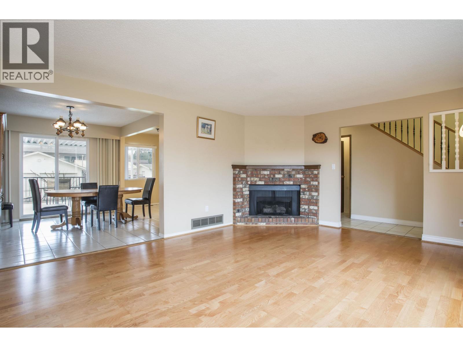 1570 1572 GILES PLACE