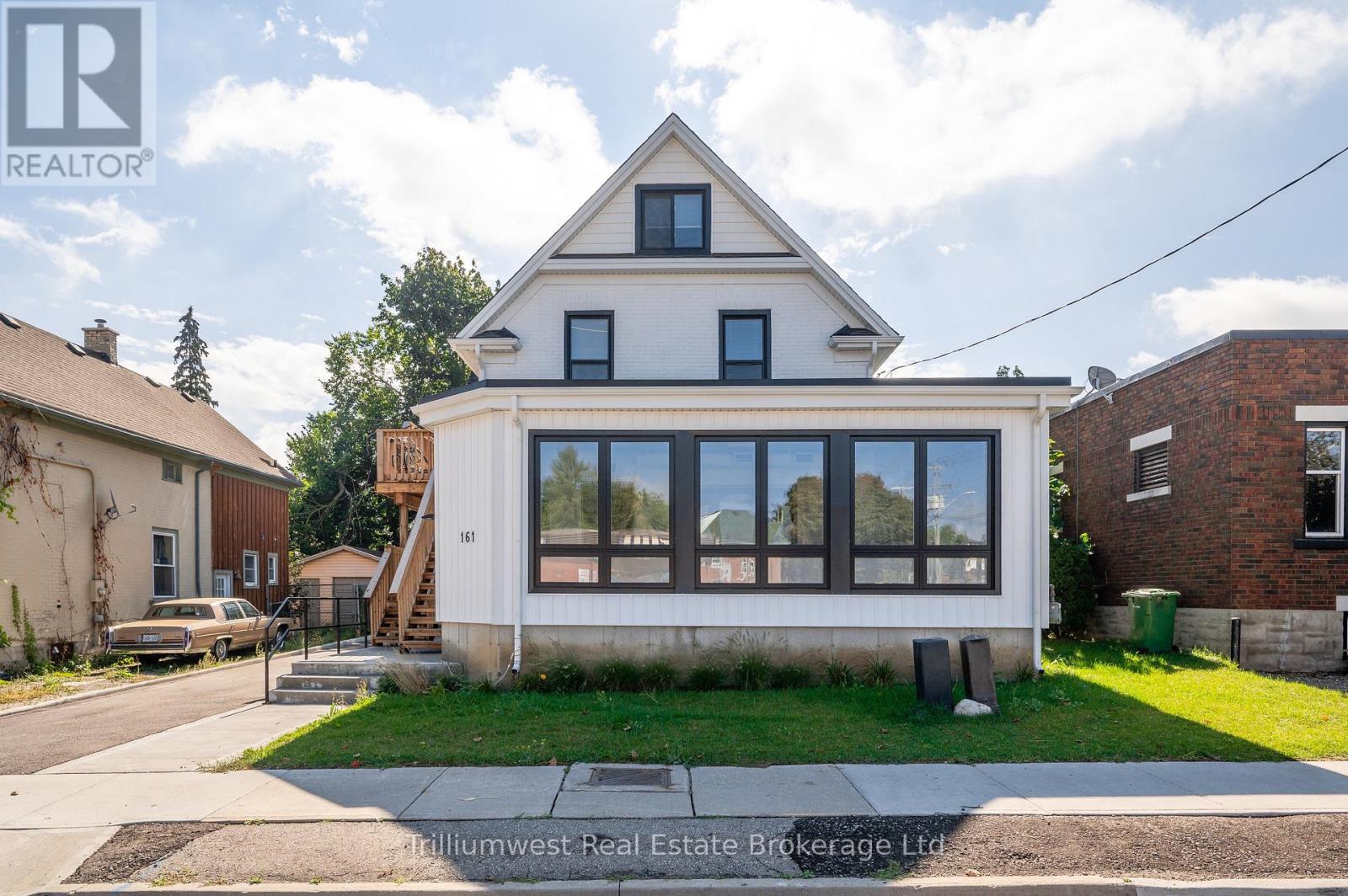 161 VICTORIA STREET S