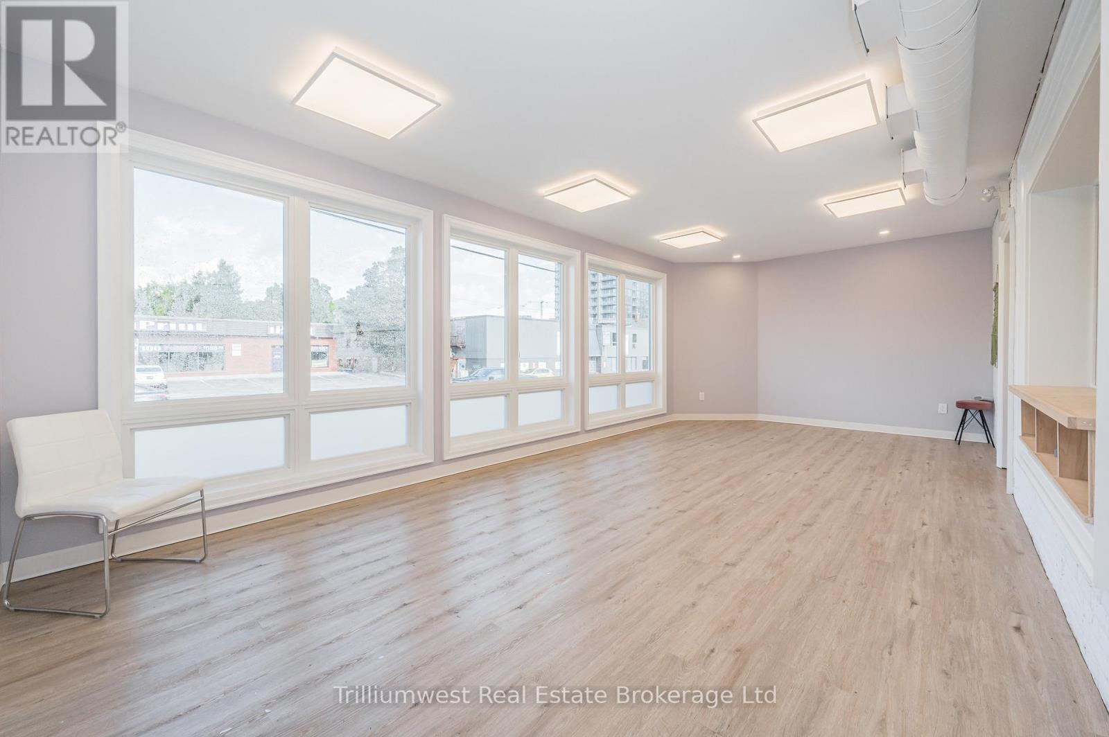 161 VICTORIA STREET S