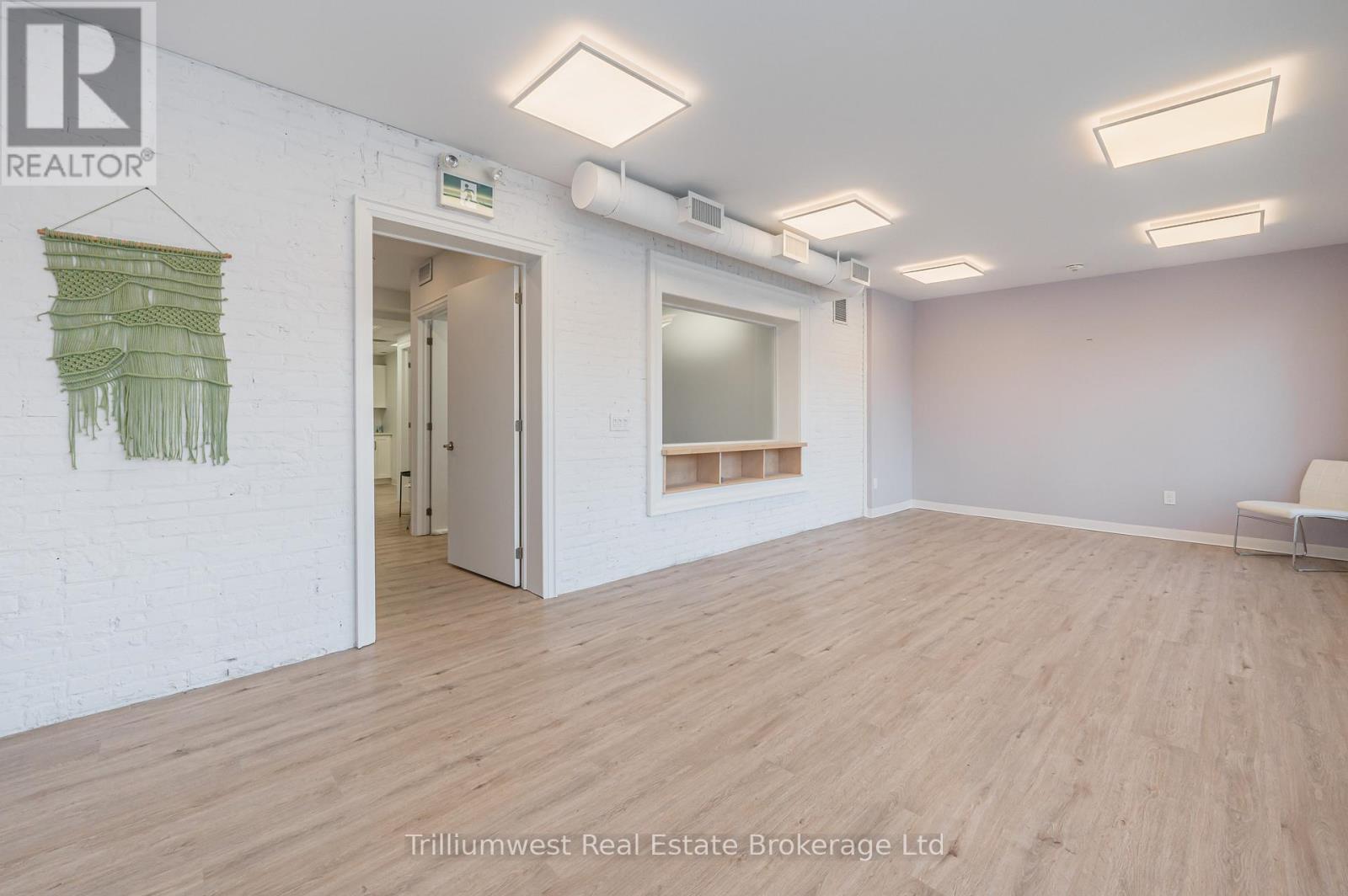 161 VICTORIA STREET S