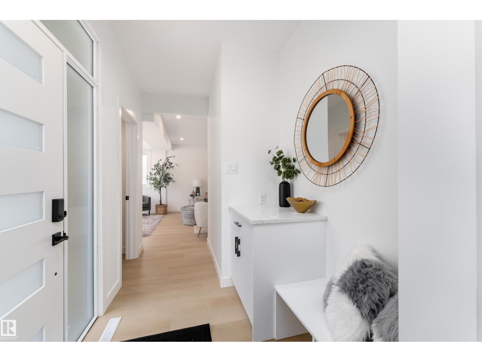 8728 72 ST NW