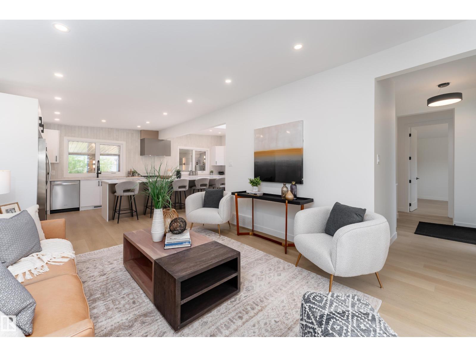 8728 72 ST NW