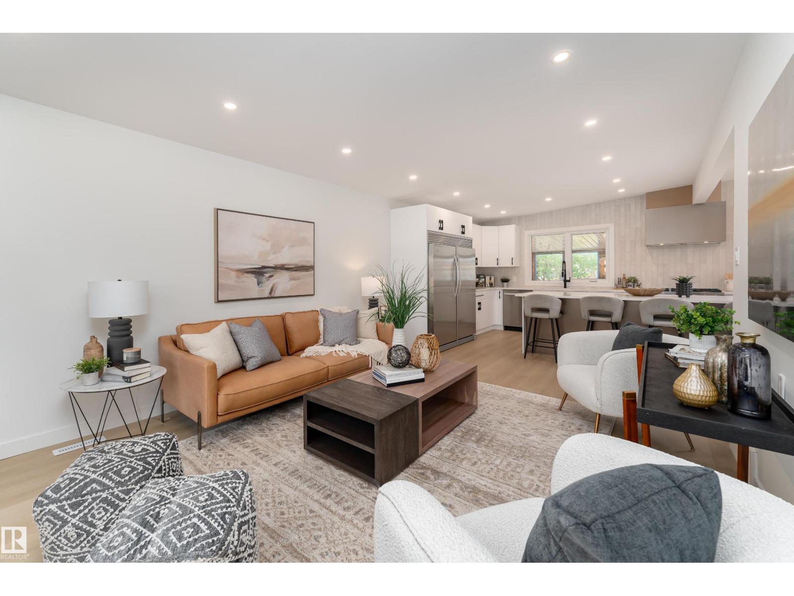 8728 72 ST NW