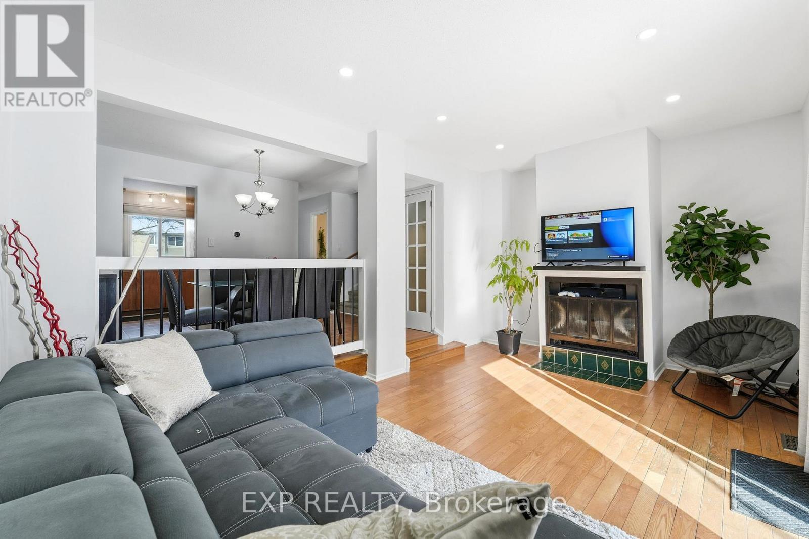 78 - 36 BARROW CRESCENT