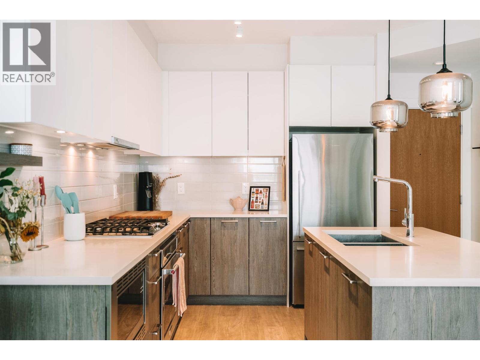 206 615 E 3RD STREET