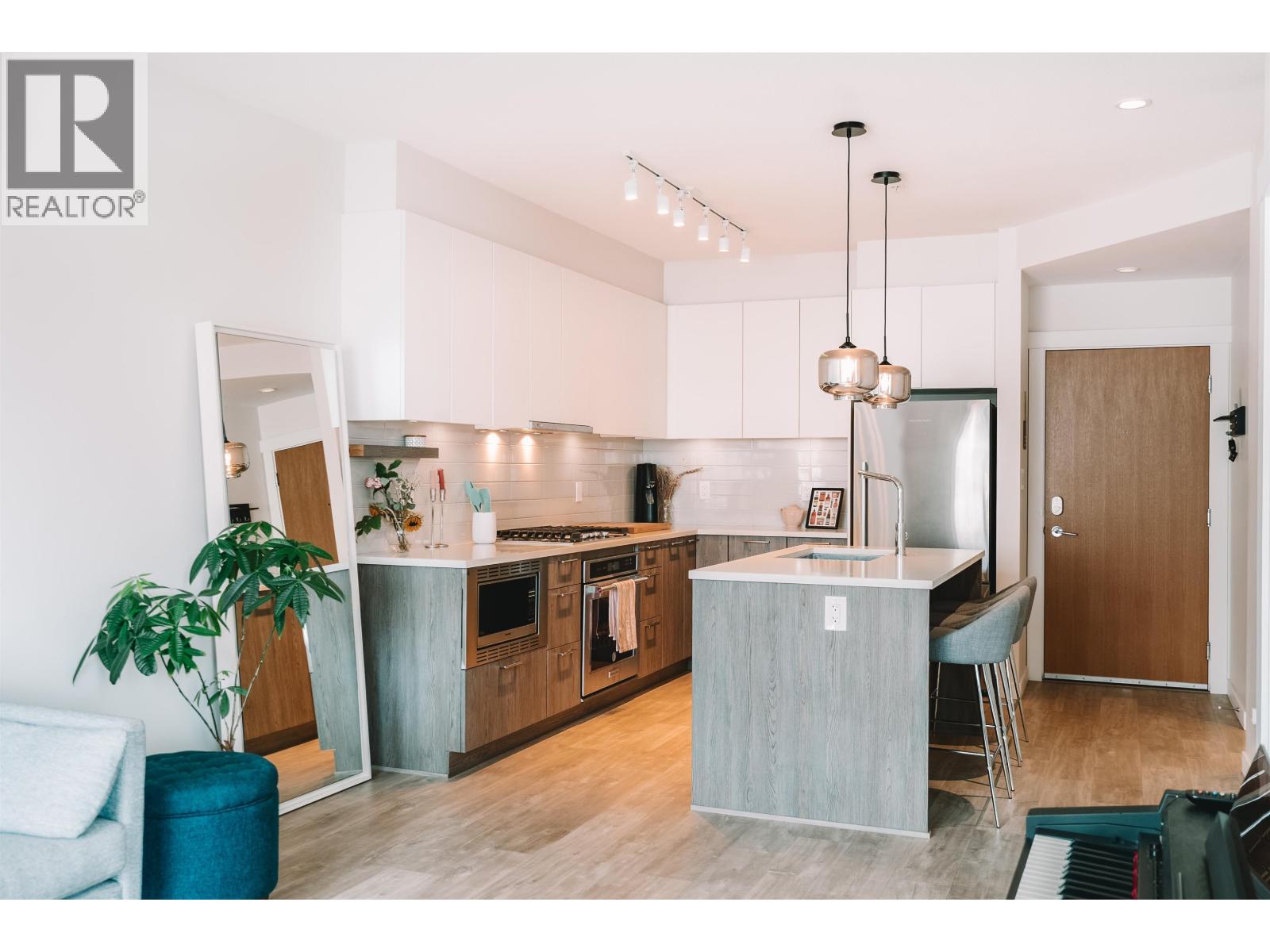 206 615 E 3RD STREET