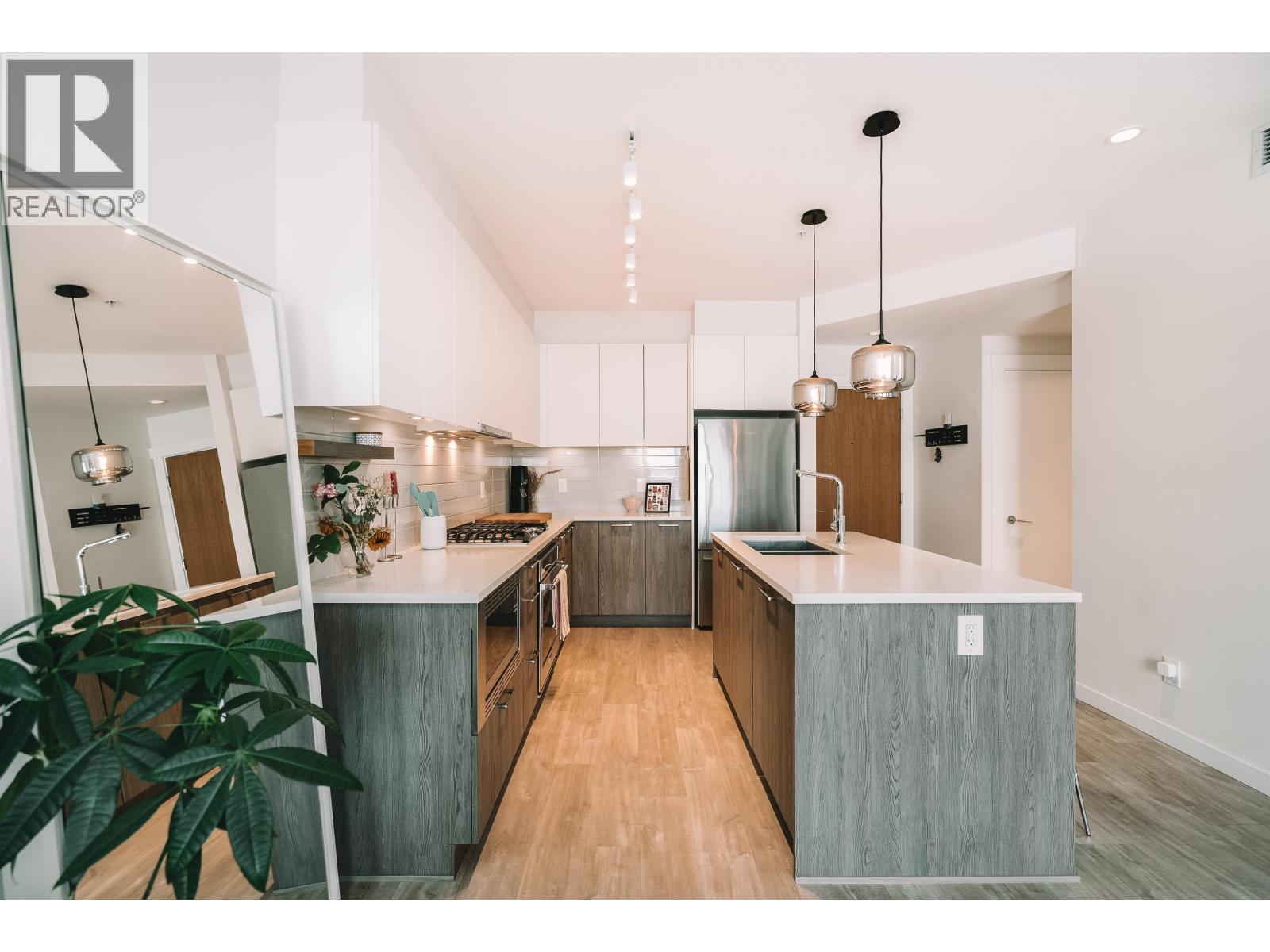 206 615 E 3RD STREET