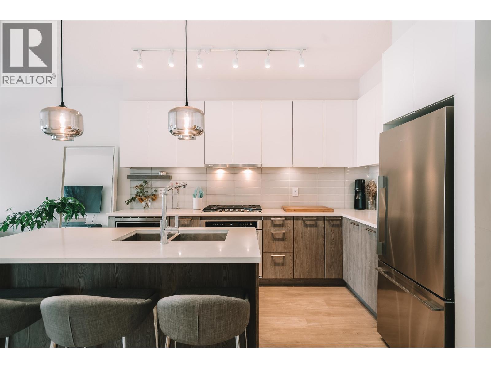 206 615 E 3RD STREET