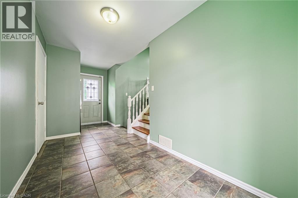 27 LUDLOW Crescent