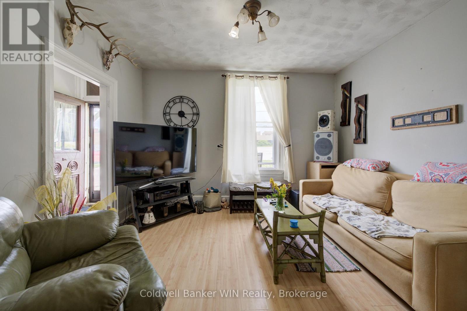 129 ELGIN STREET S
