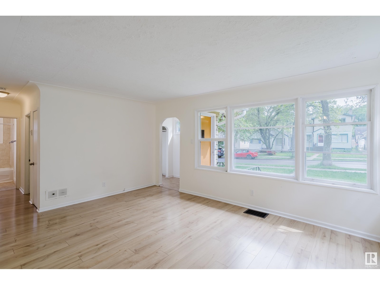 9808 85 AV NW NW