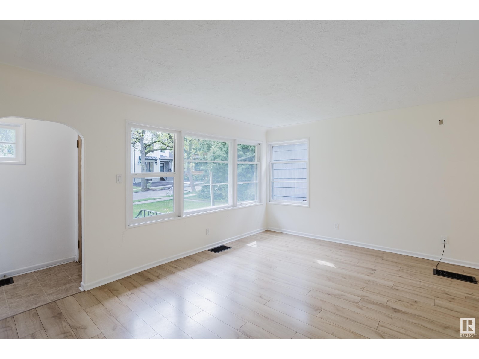 9808 85 AV NW NW