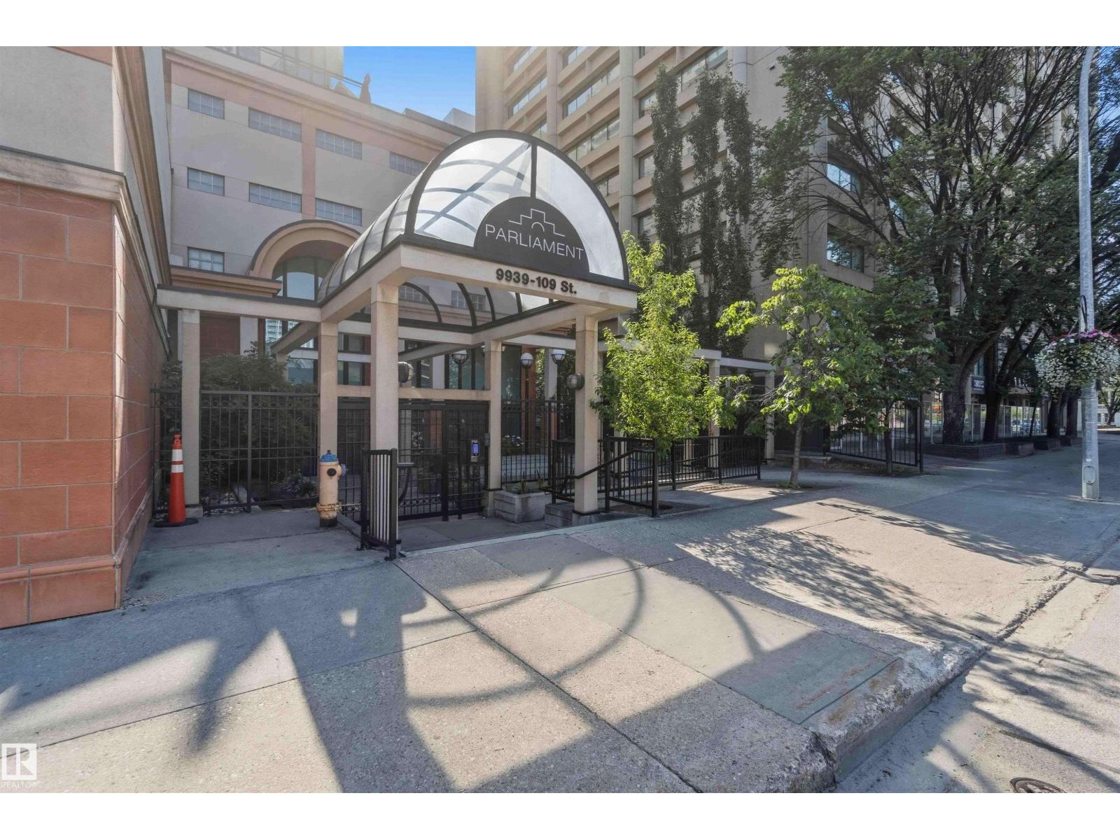 #708 9939 109 ST NW