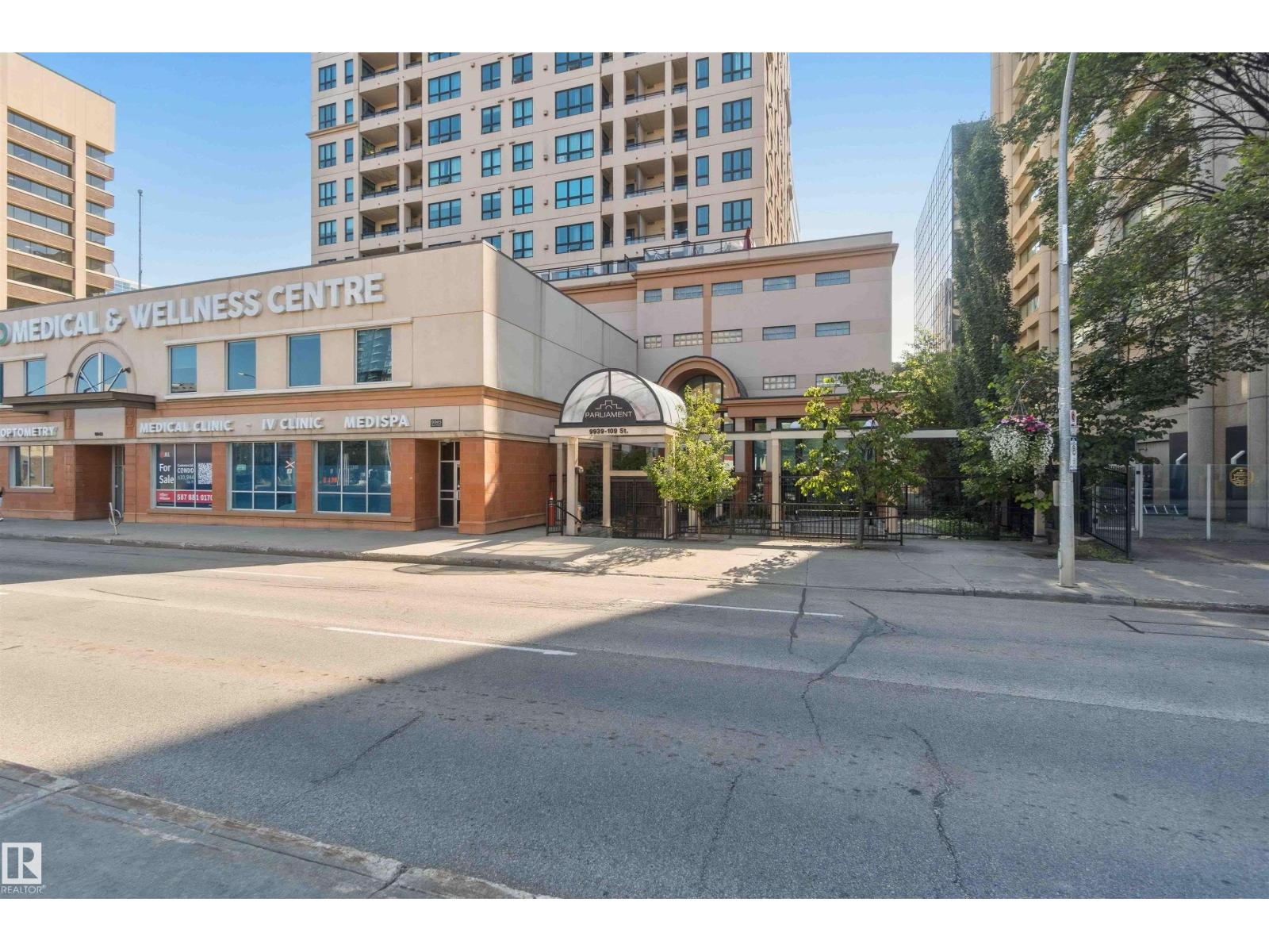 #708 9939 109 ST NW