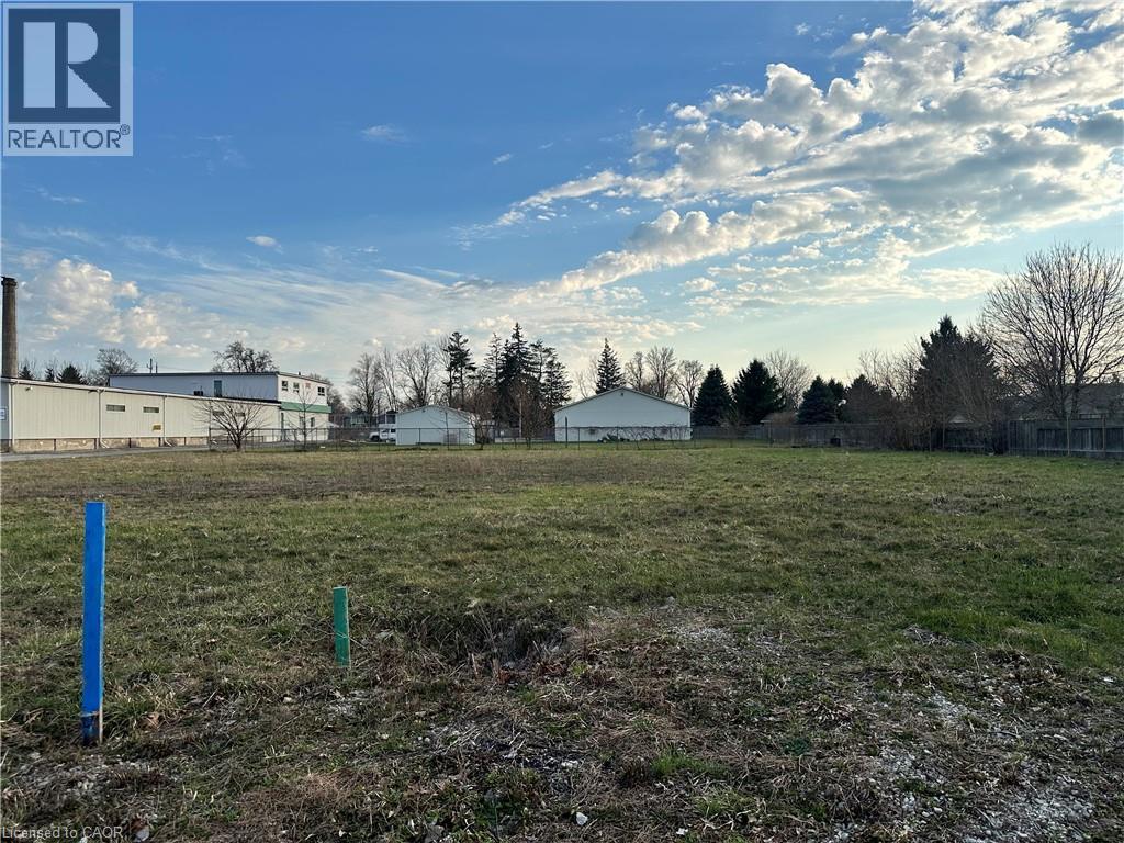 Photo 1 of 4 — 205 CROSS Street E, Dunnville, ON N1A0B4