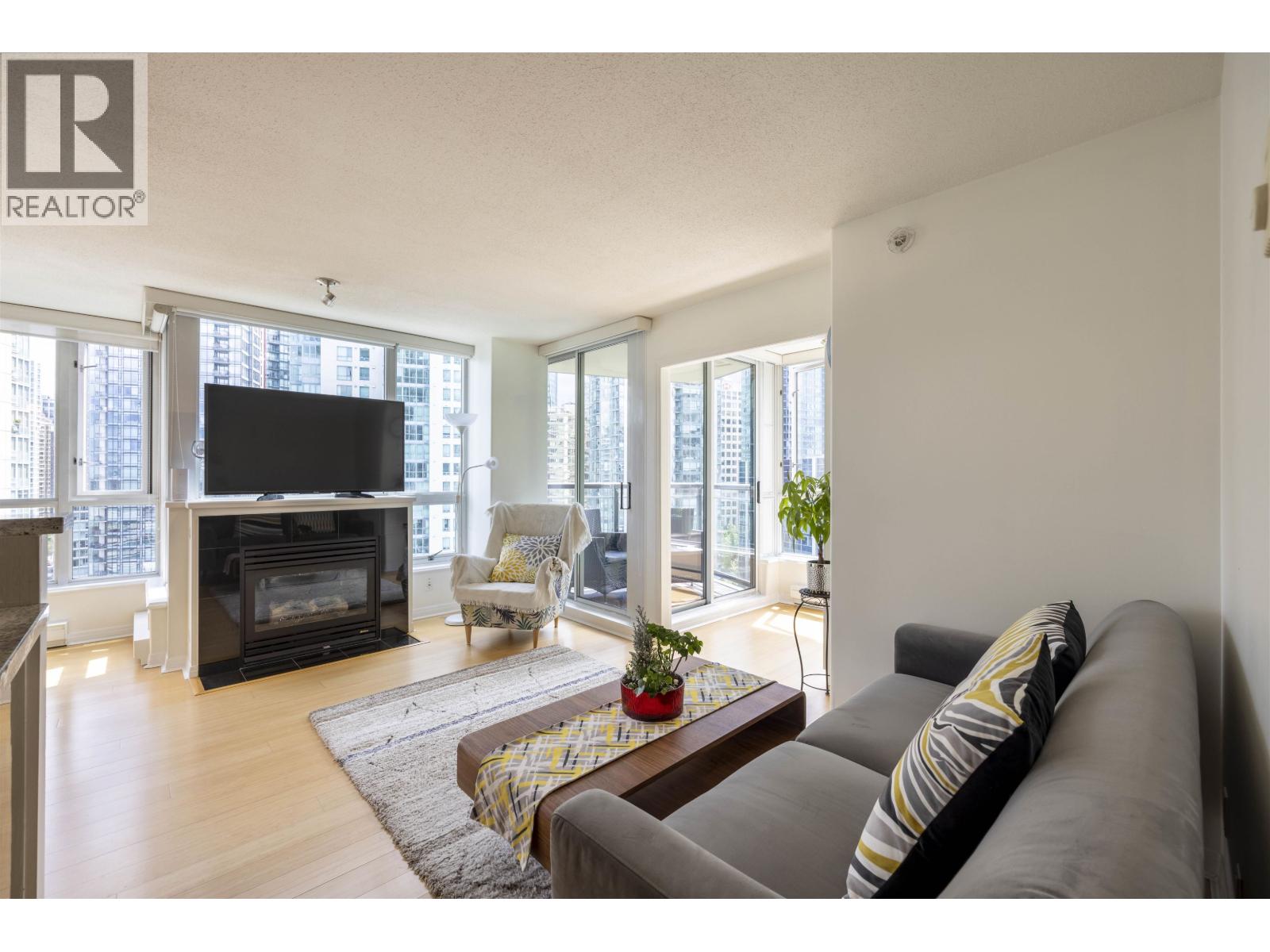 2201 1328 W PENDER STREET