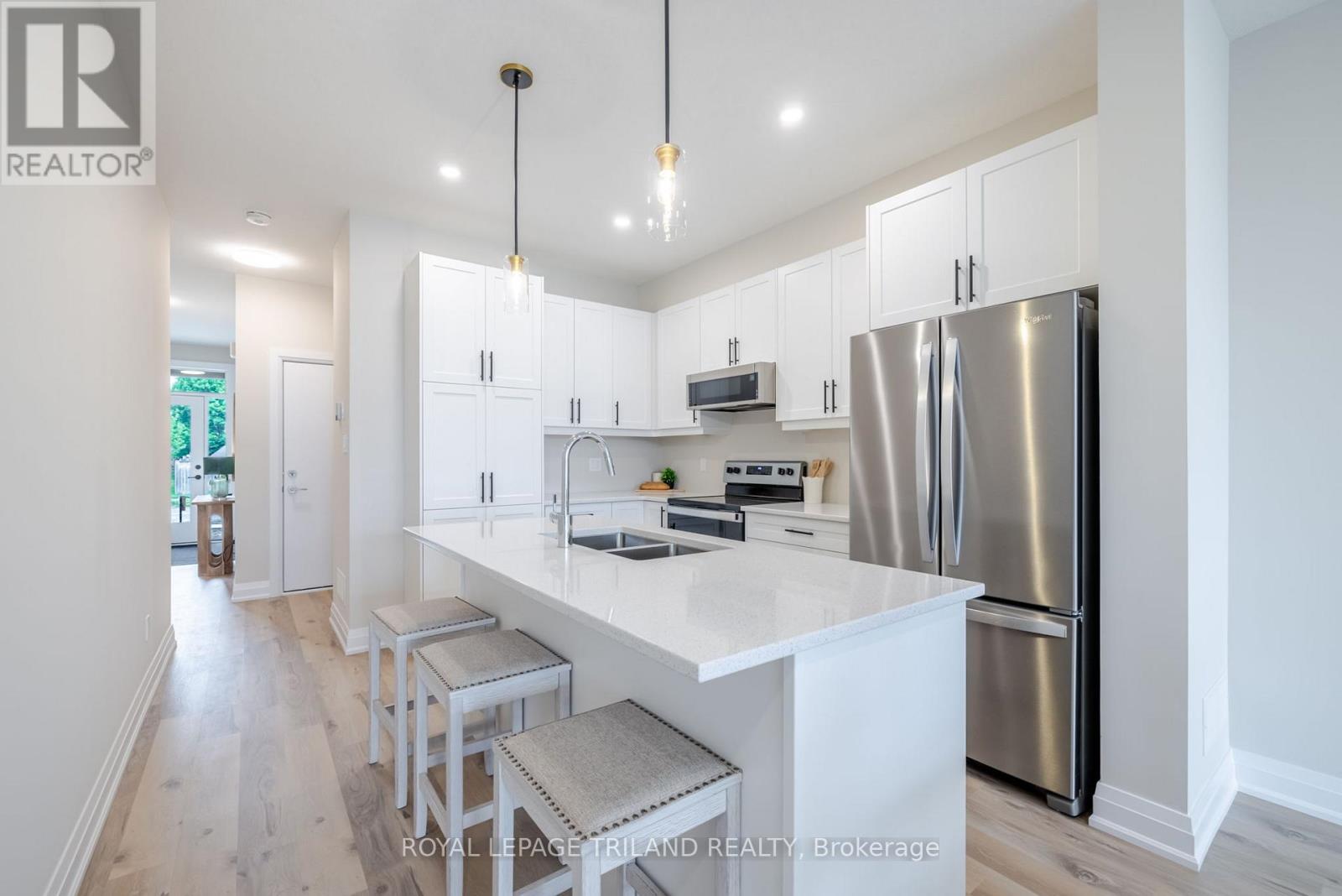768 BANYAN LANE