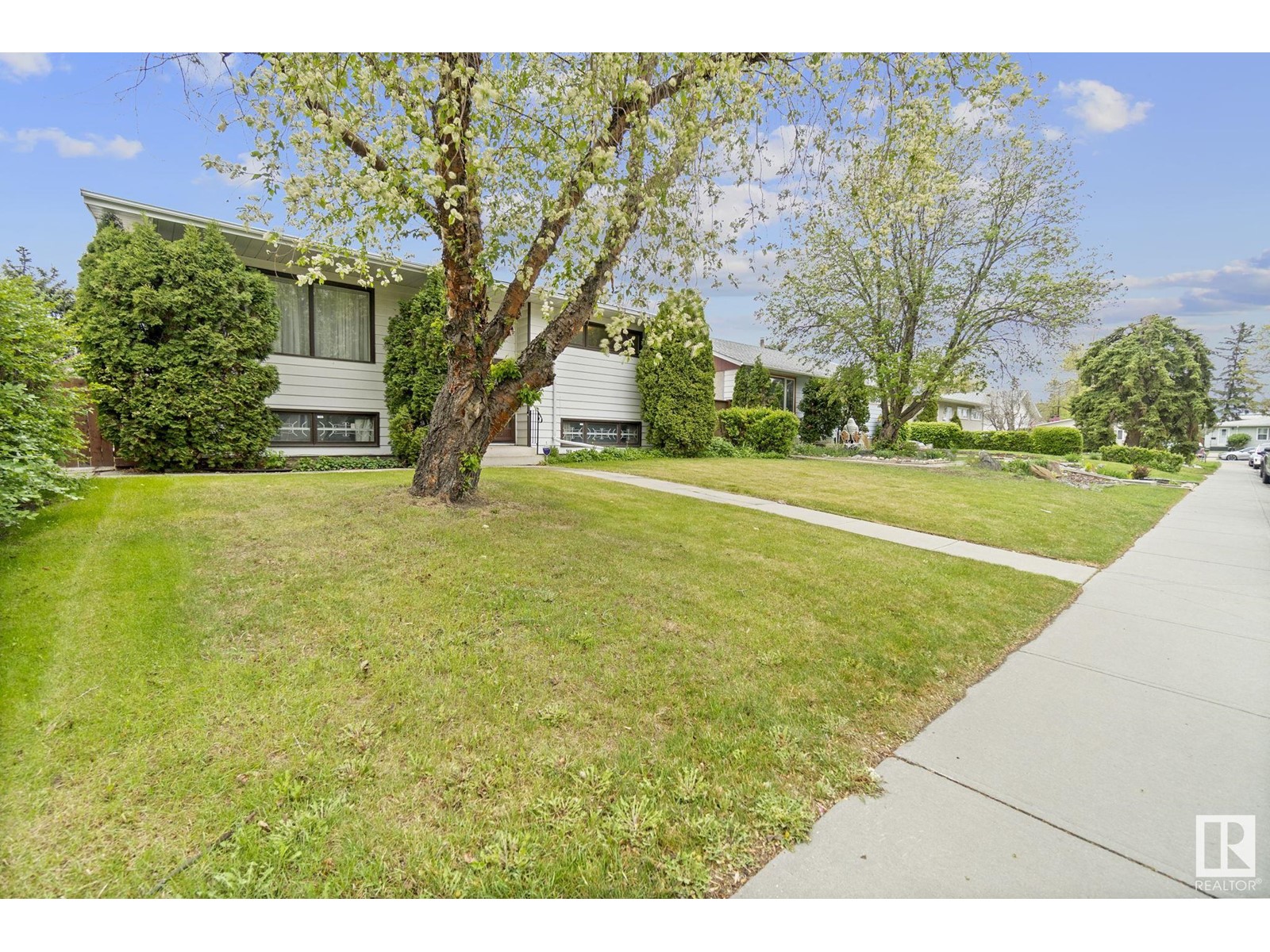 8724 164A ST NW