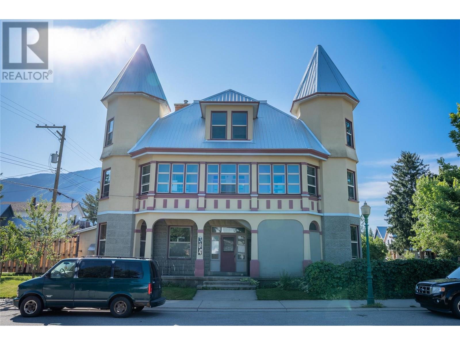 304 Second Street E