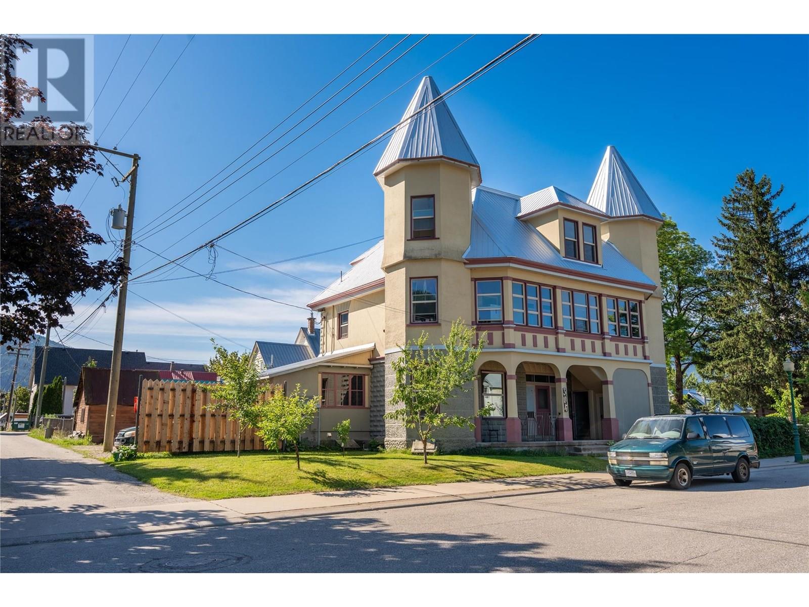 304 Second Street E