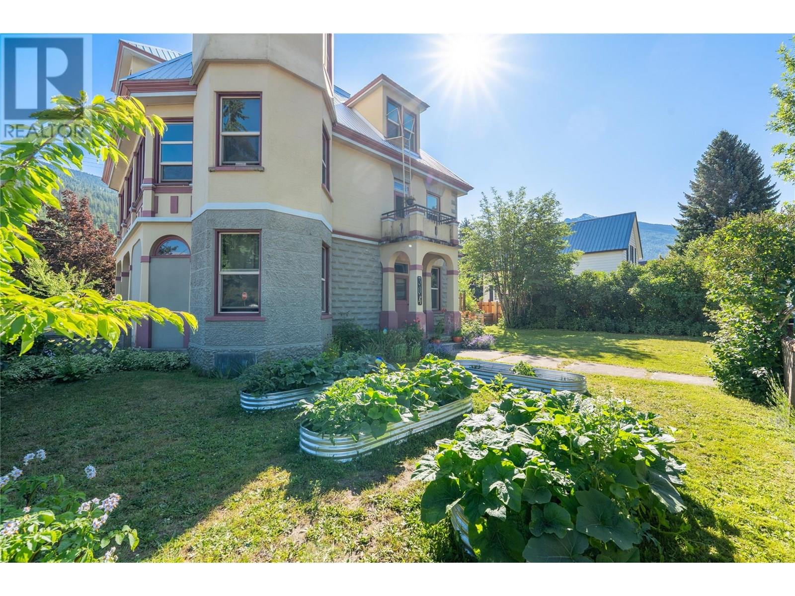 304 Second Street E