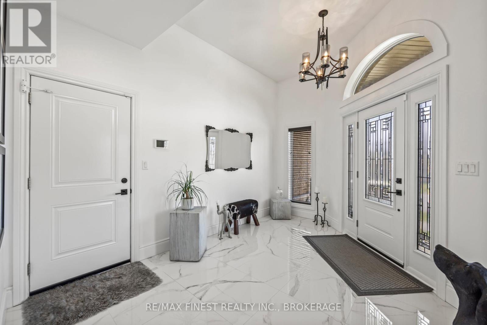 876 ROSHAN DRIVE