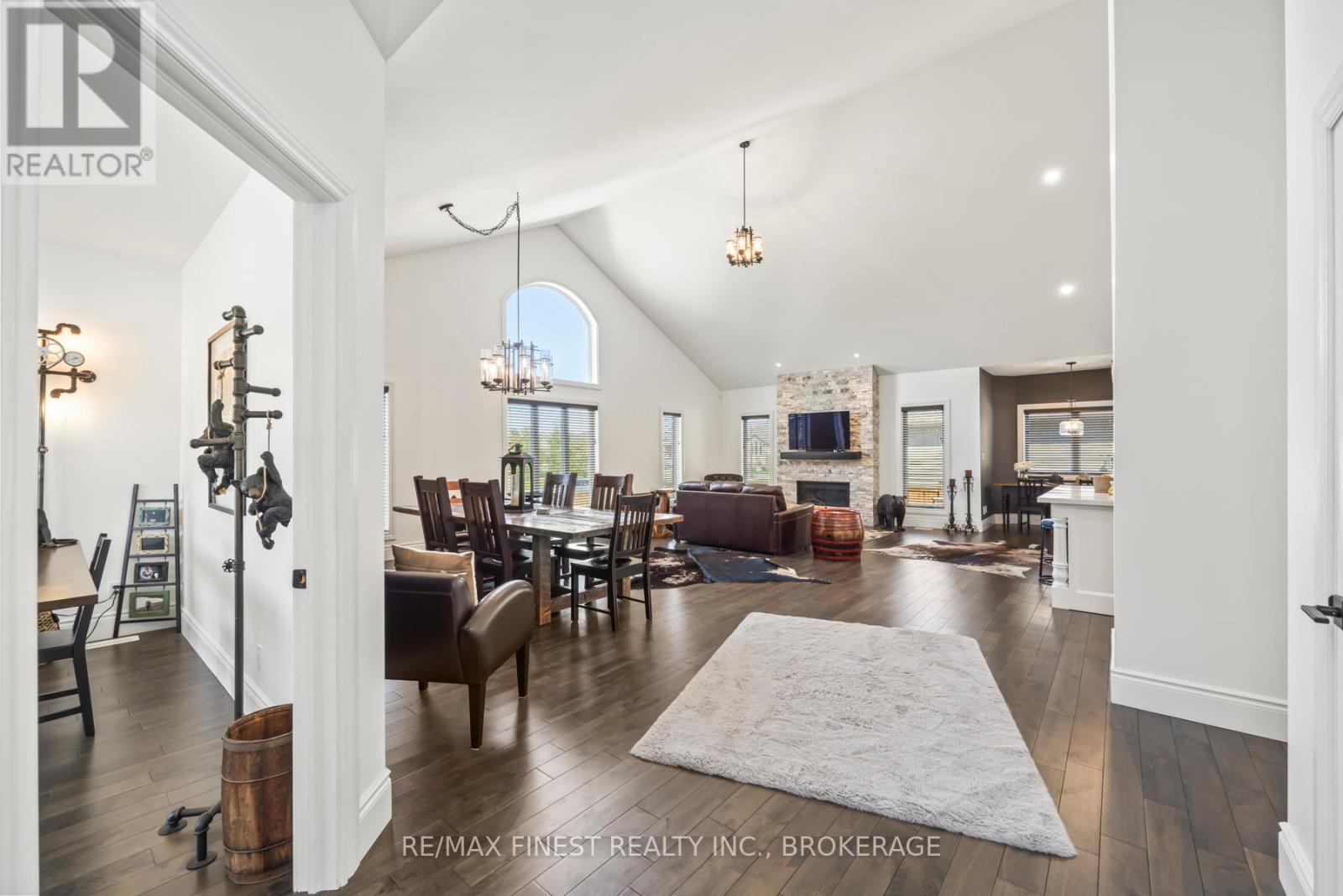 876 ROSHAN DRIVE
