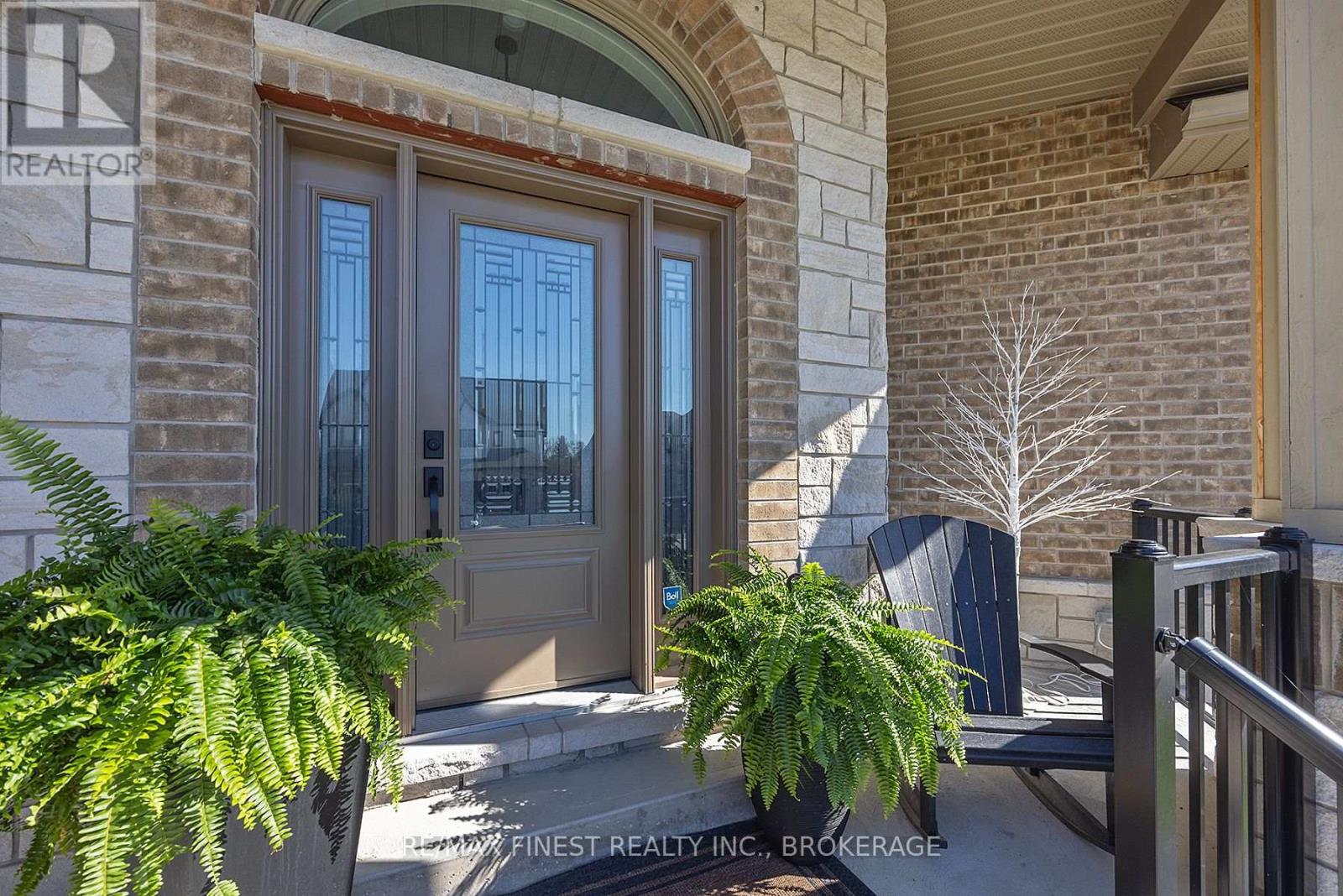 876 ROSHAN DRIVE