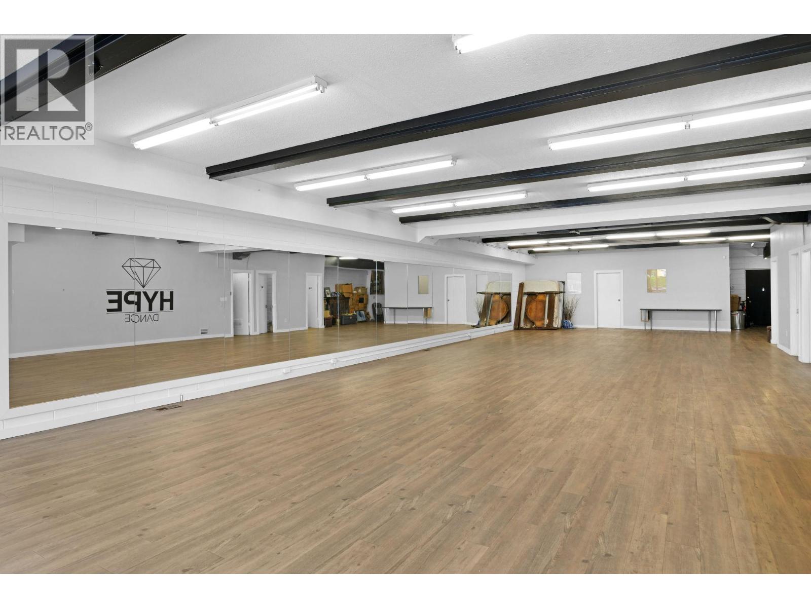 525 - 527 Lawrence Avenue