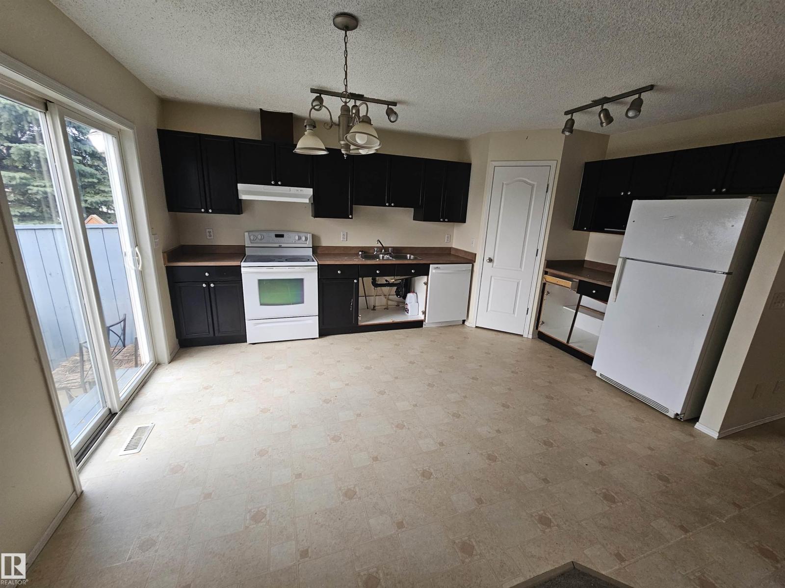 #27 3 GROVE MEADOW DR