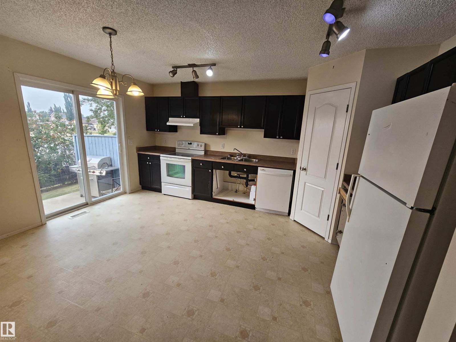 #27 3 GROVE MEADOW DR