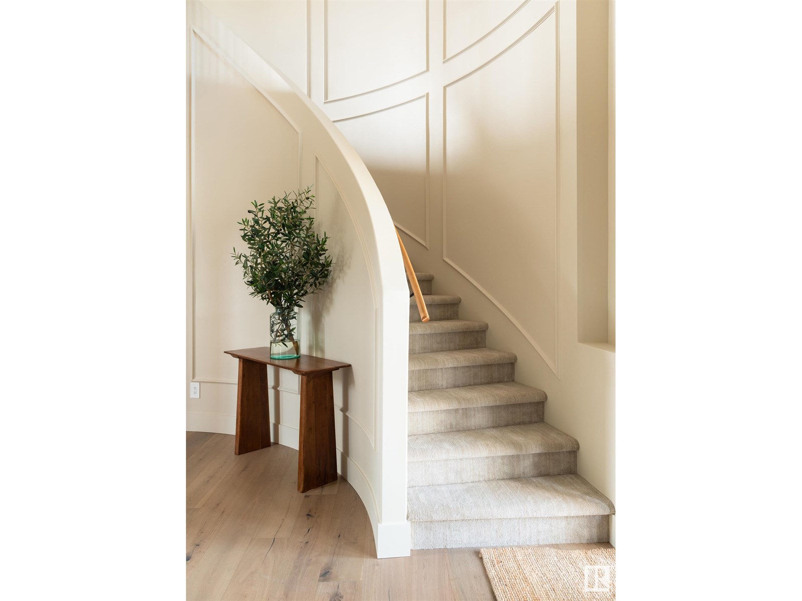 8 JARDIN PL