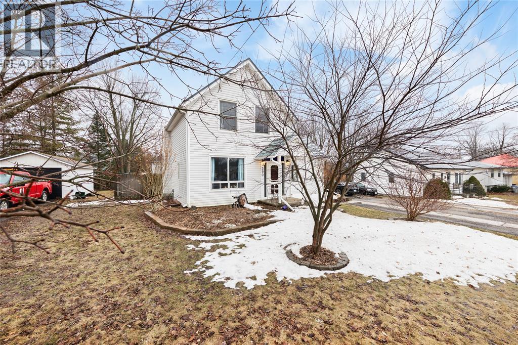 590 SIMCOE STREET