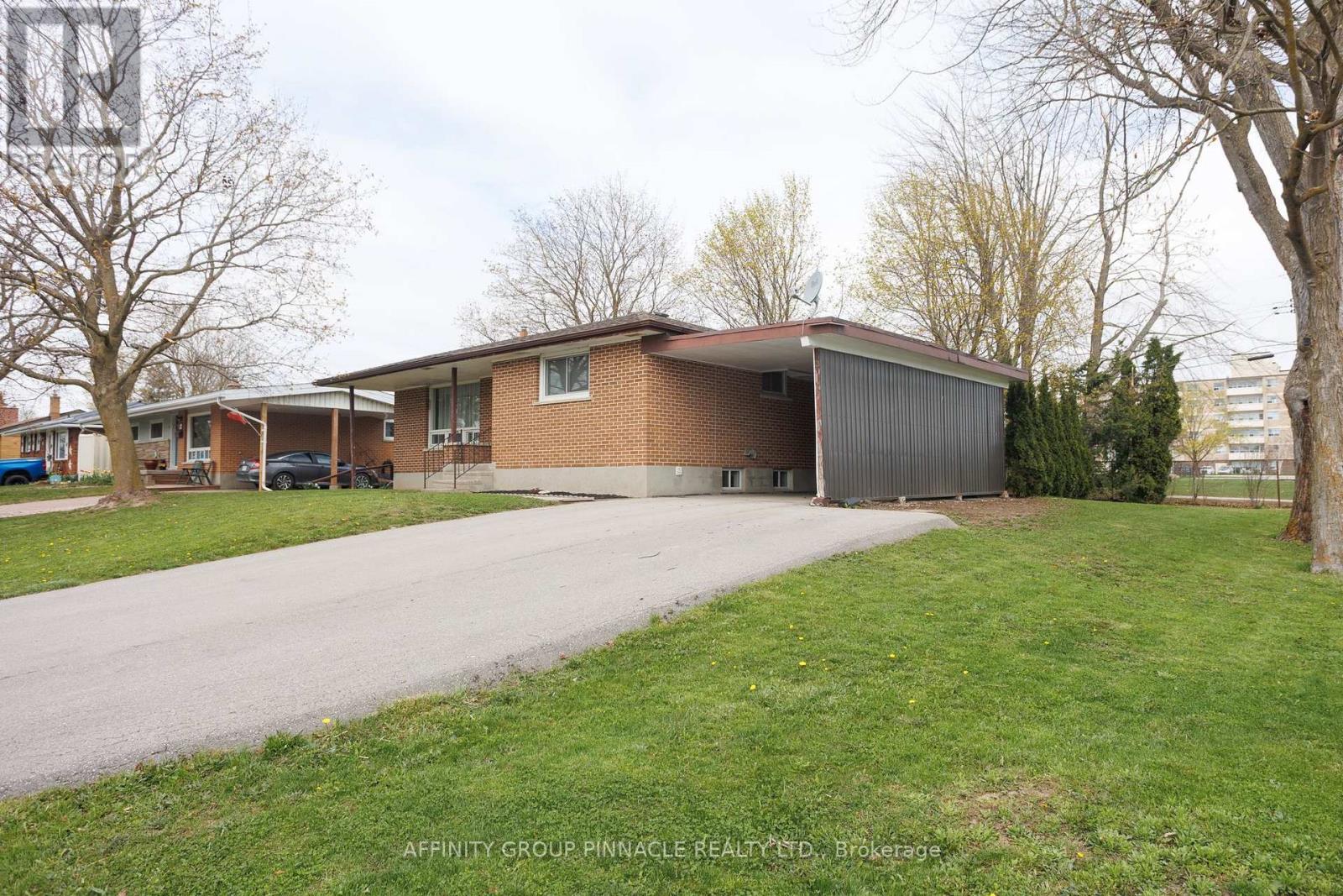 2 MAPLE CRESCENT