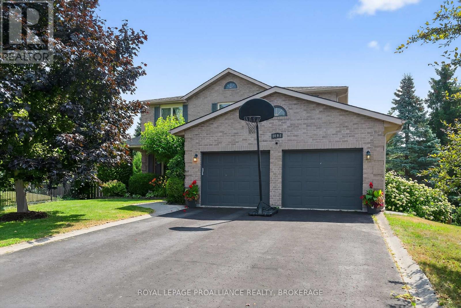 1098 CAITLIN CRESCENT
