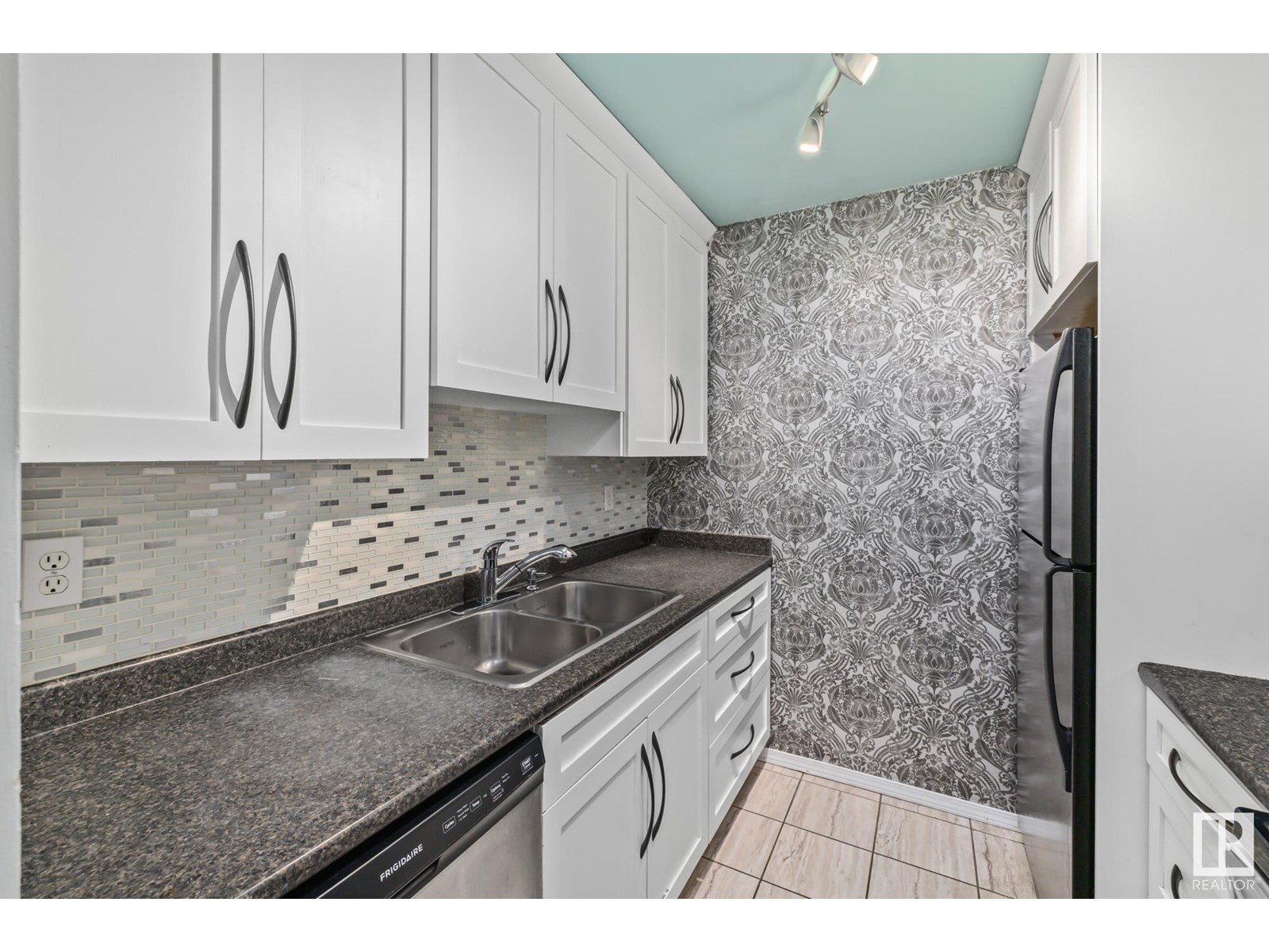 #202 10504 77 AV NW