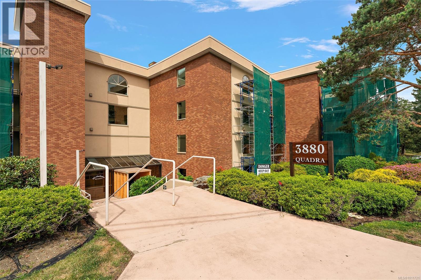 306 3880 Quadra St