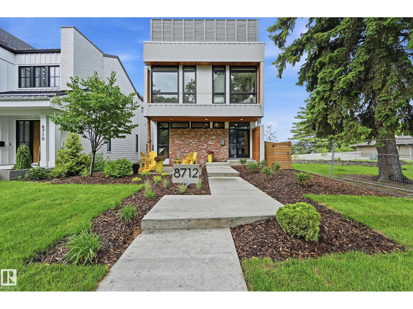 8712 120 ST NW