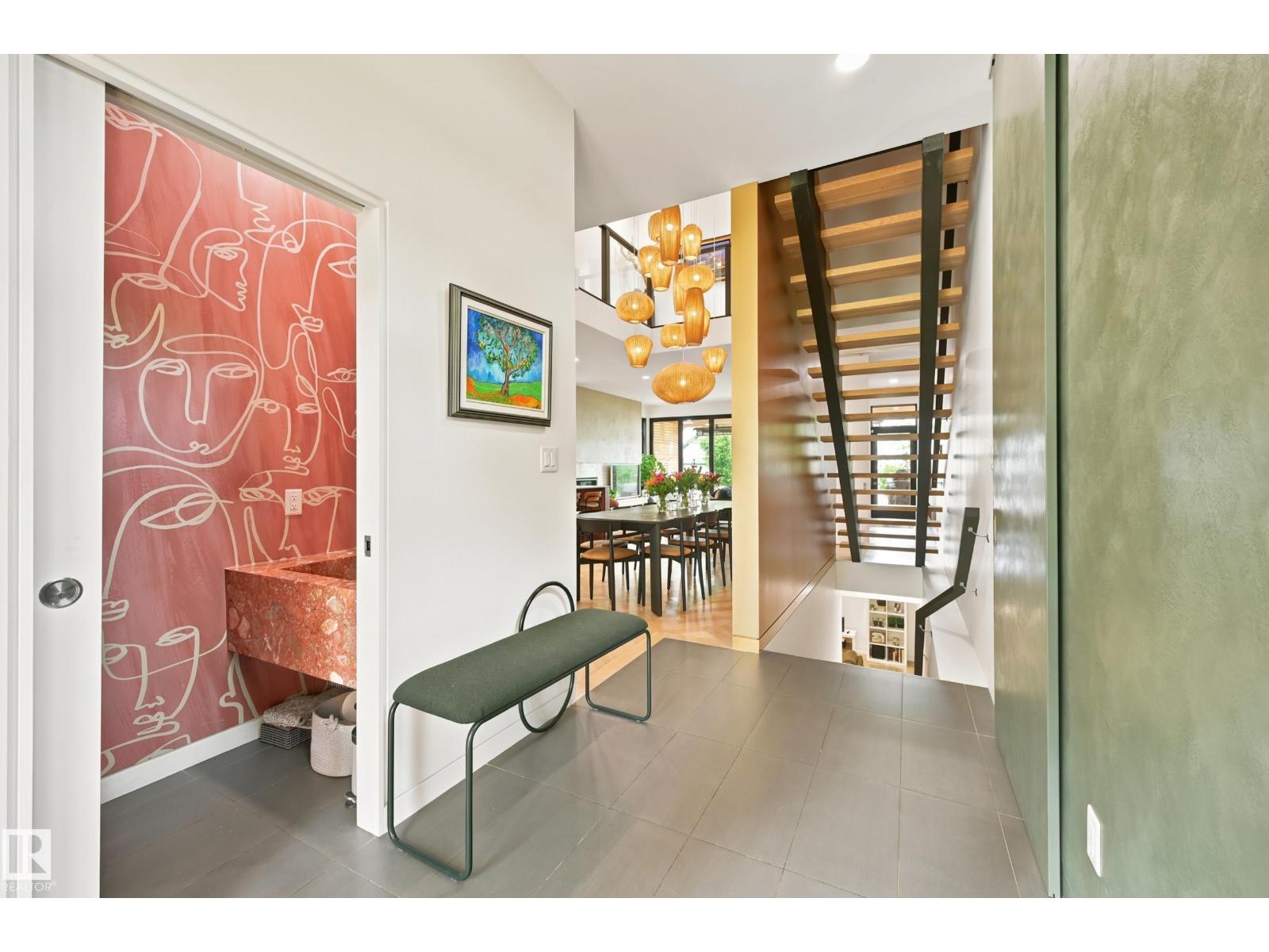 8712 120 ST NW