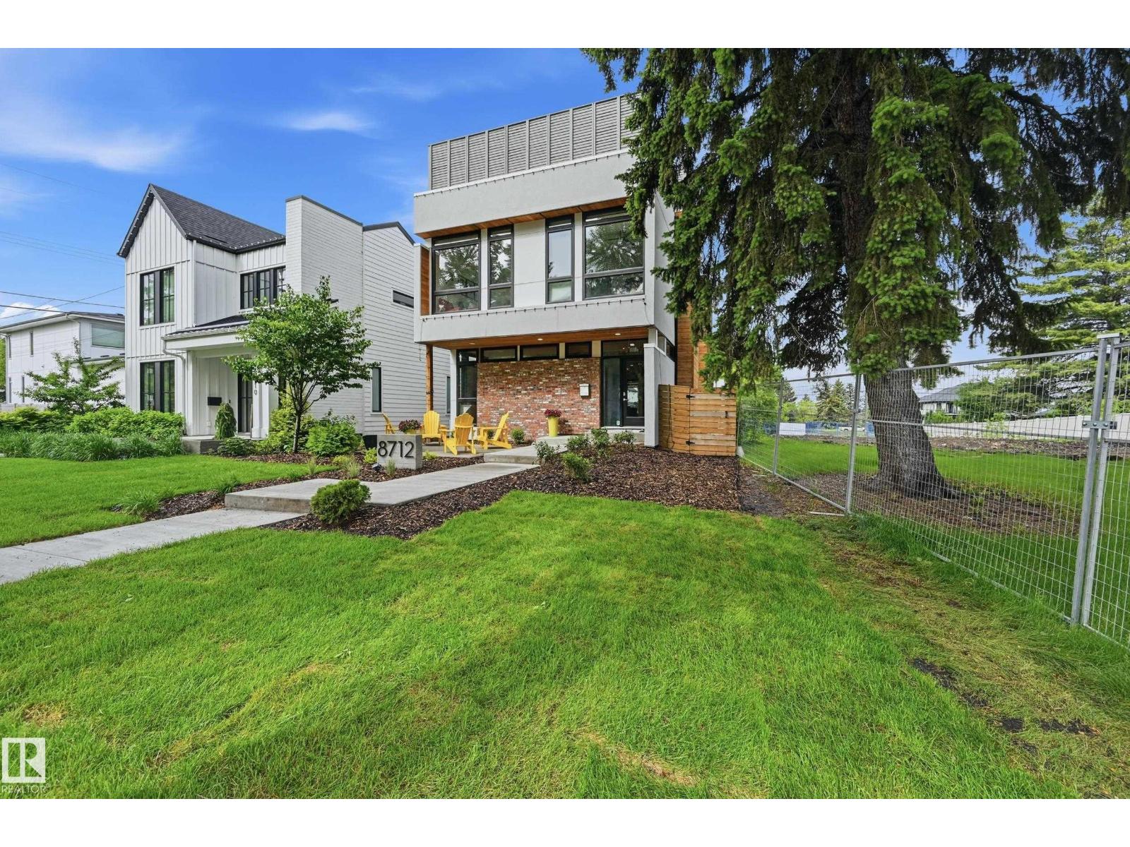 8712 120 ST NW