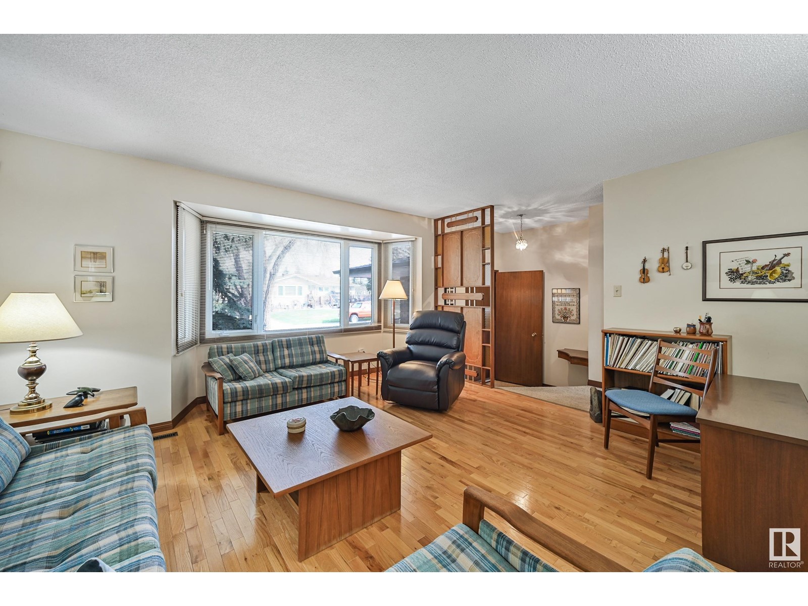 8107 44 AV NW