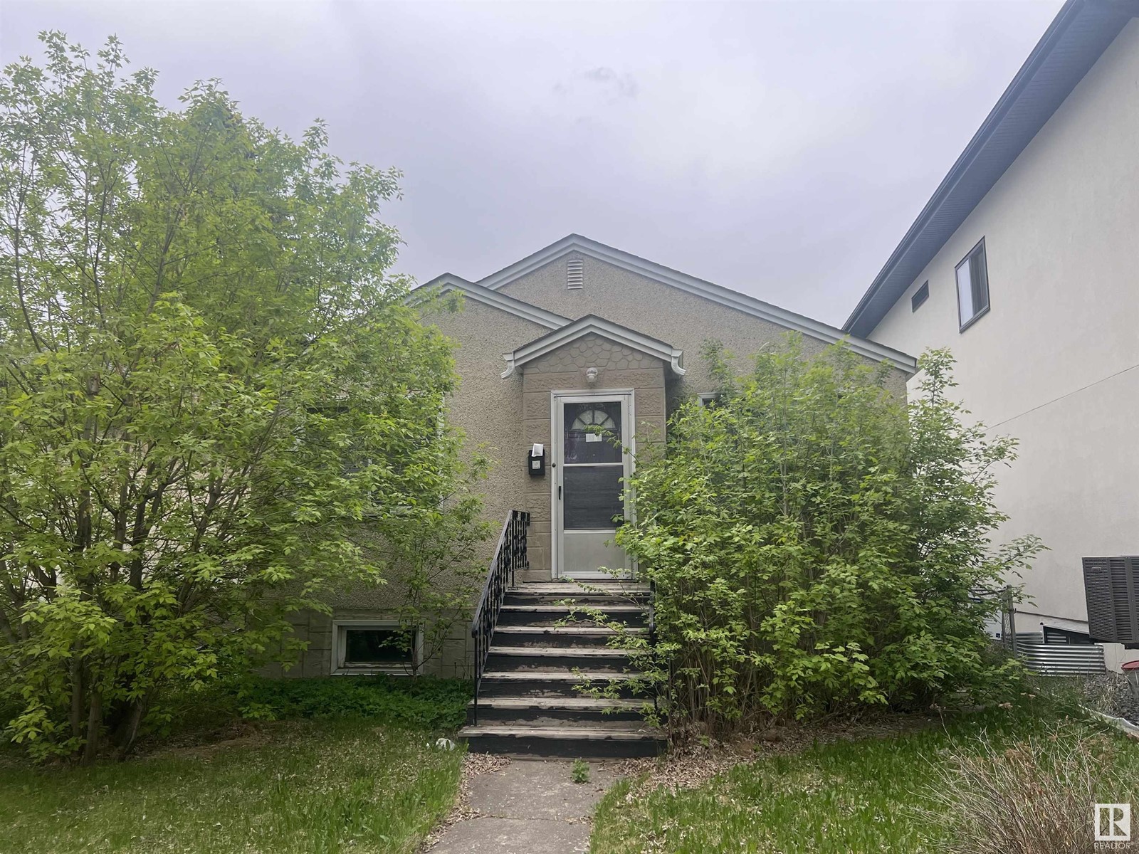 9848 77 AV NW NW