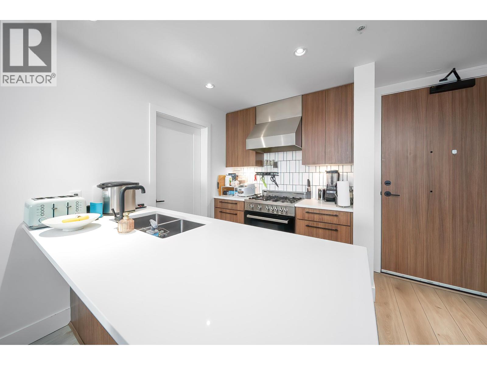 208 6933 CAMBIE STREET