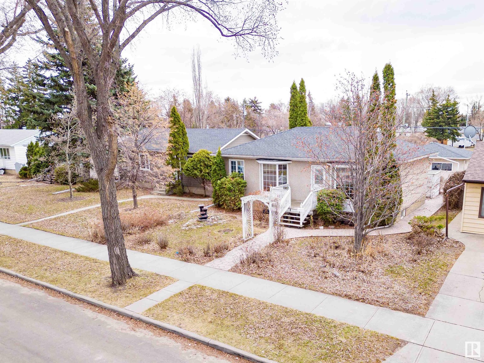 7621 91 AV NW