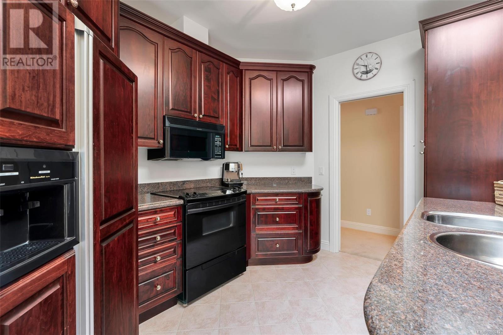 PH5 2277 Oak Bay Ave