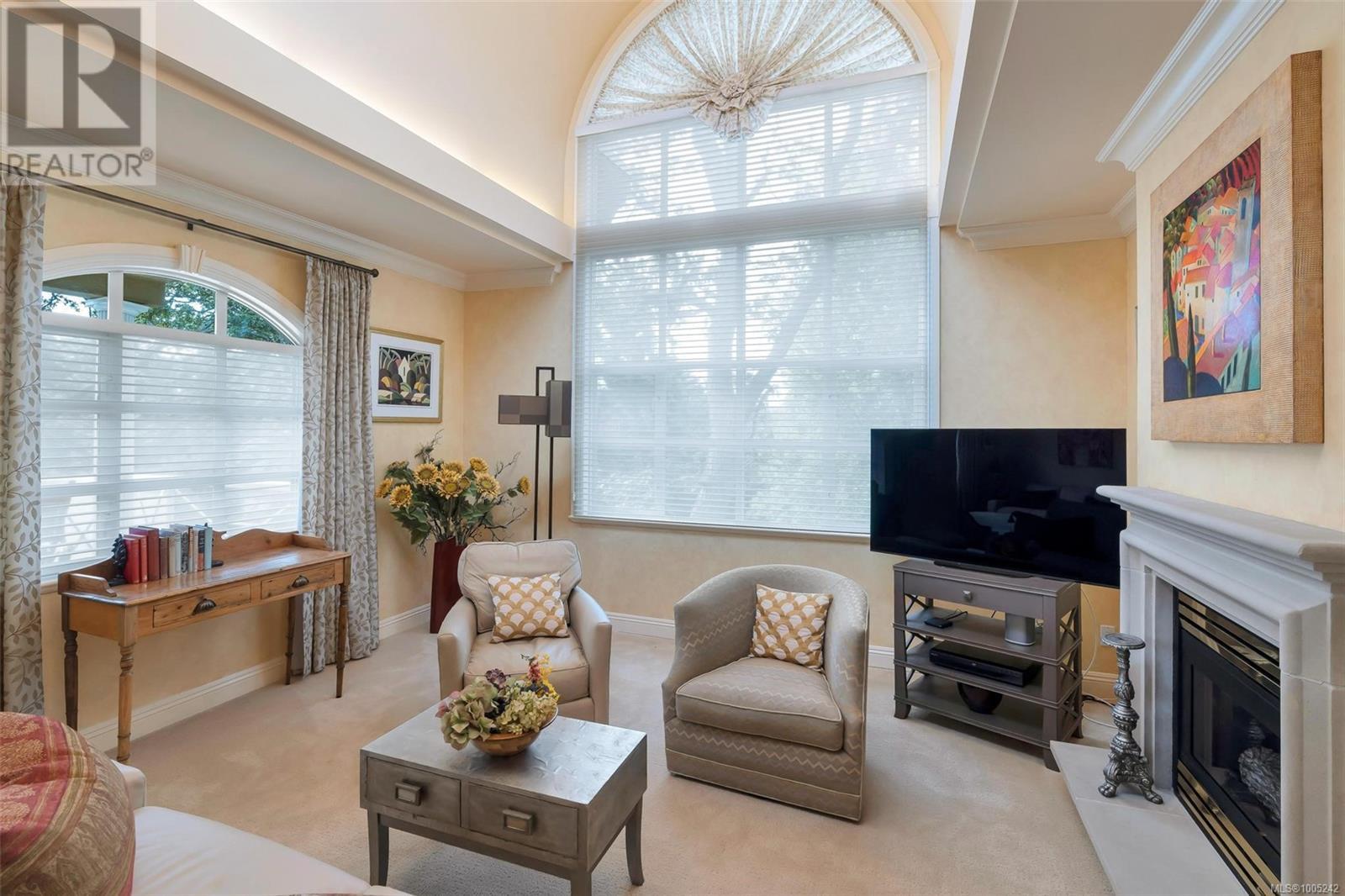 PH5 2277 Oak Bay Ave