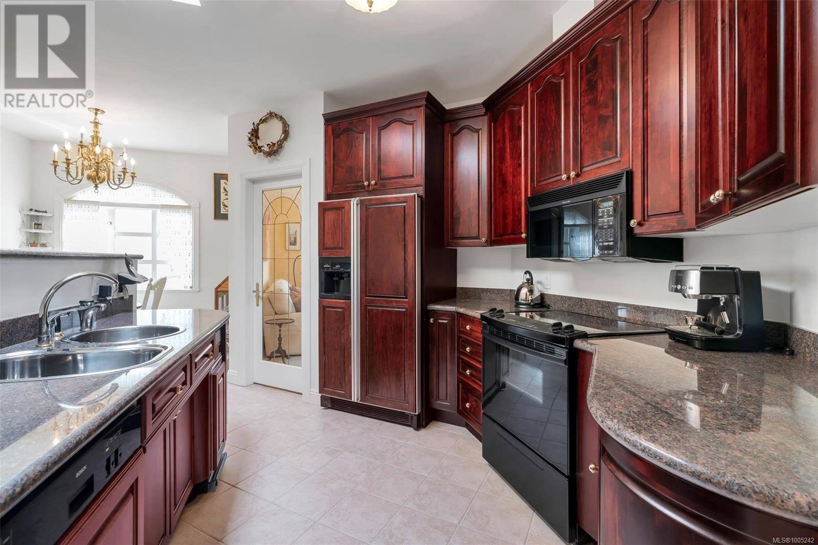 PH5 2277 Oak Bay Ave