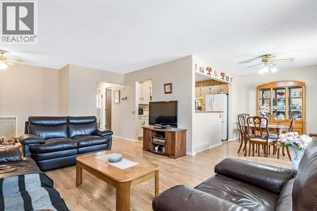 323 Woodvale Crescent SW