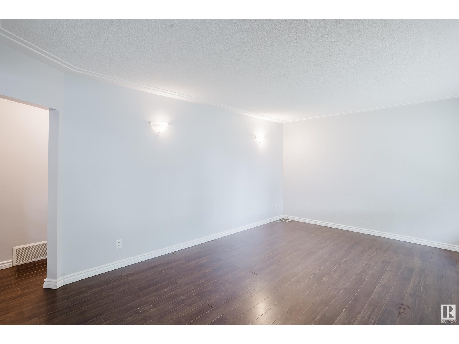 11932 45 ST NW